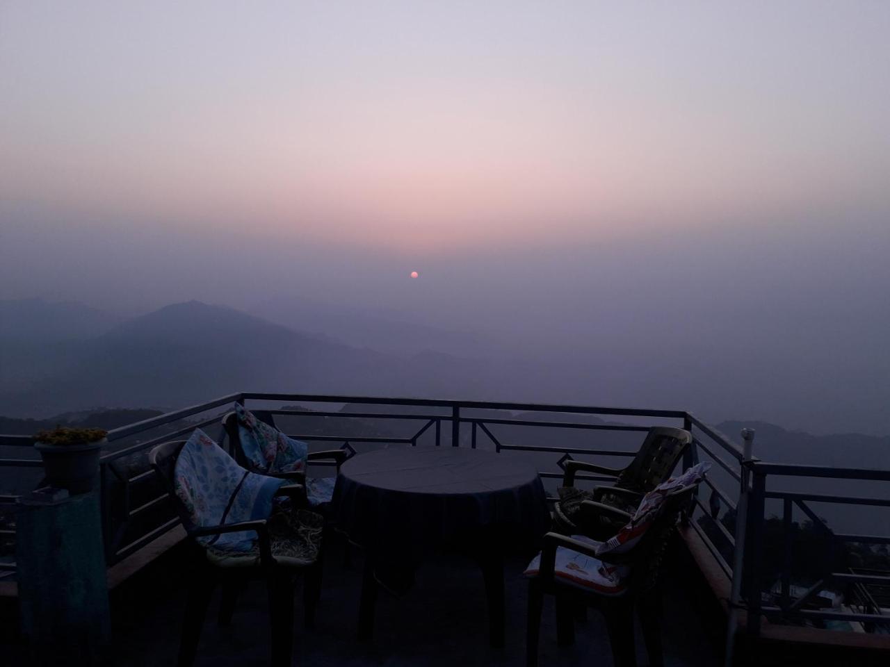 Himalayan Crown Lodge بوكْرا المظهر الخارجي الصورة
